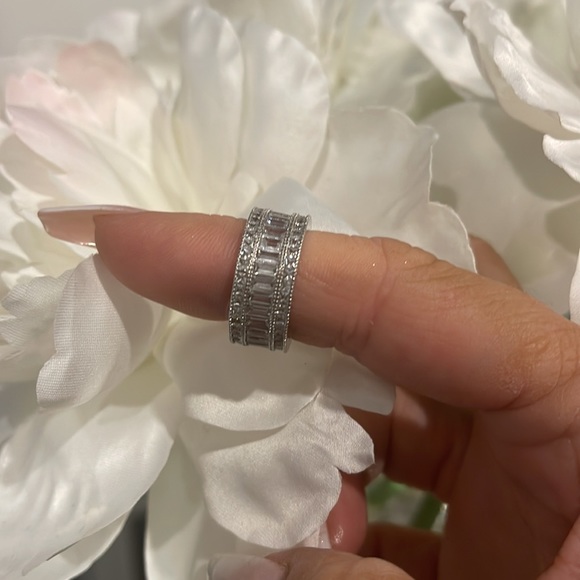 Beautiful Sterling Silver ring. Size 7 - Picture 3 of 4